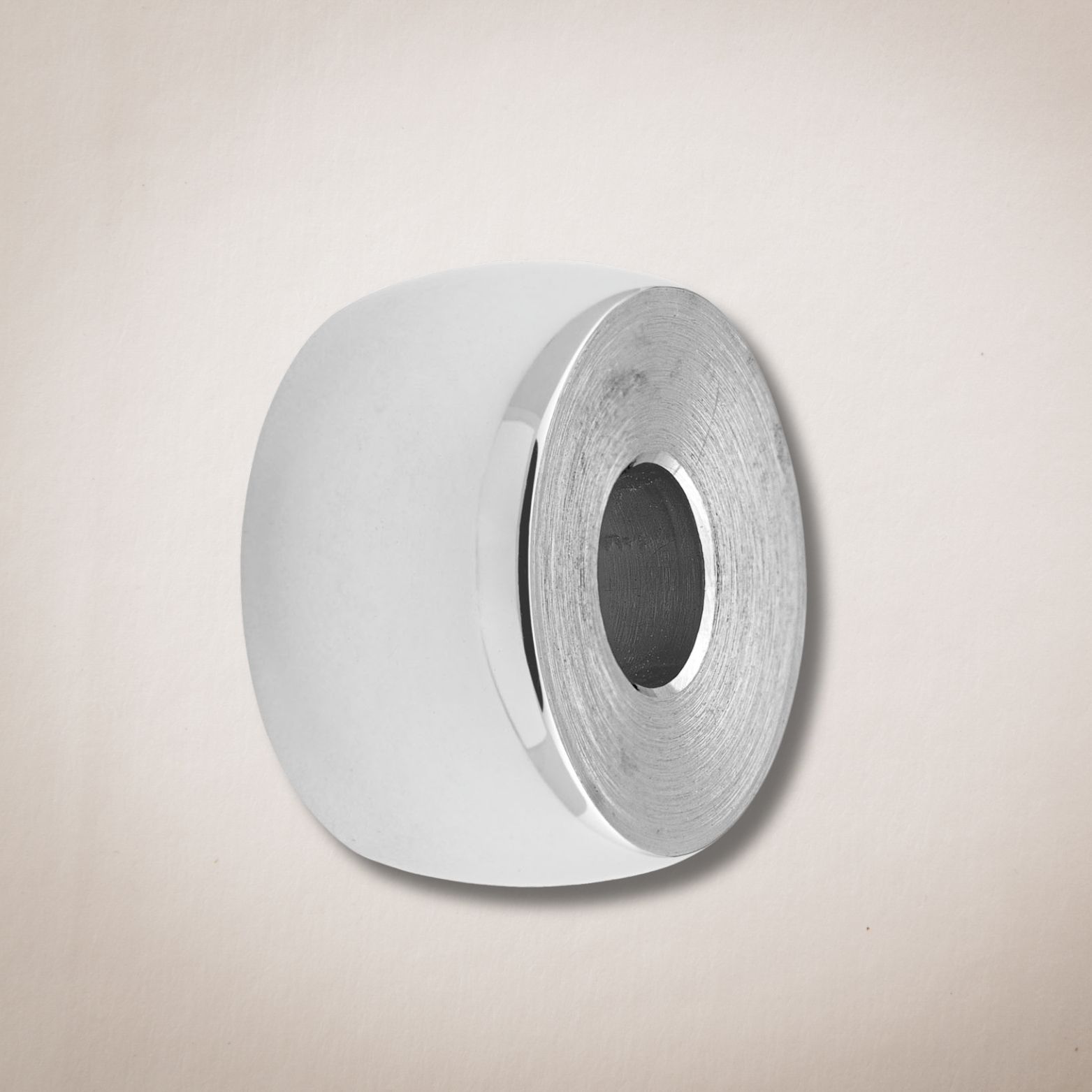 Een rol toiletpapier met een gat in het midden