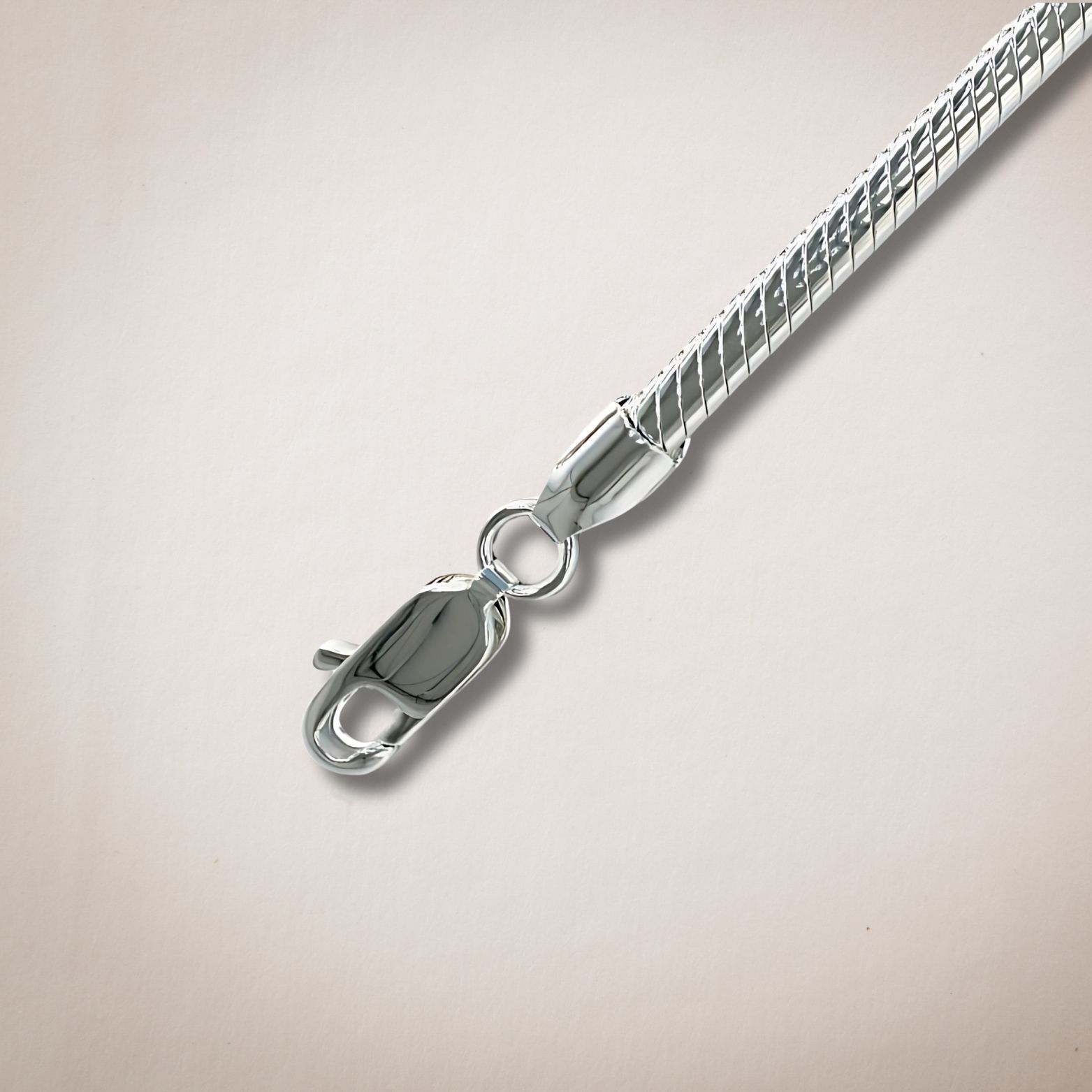 Een close-up van een zilveren ketting met een sluiting