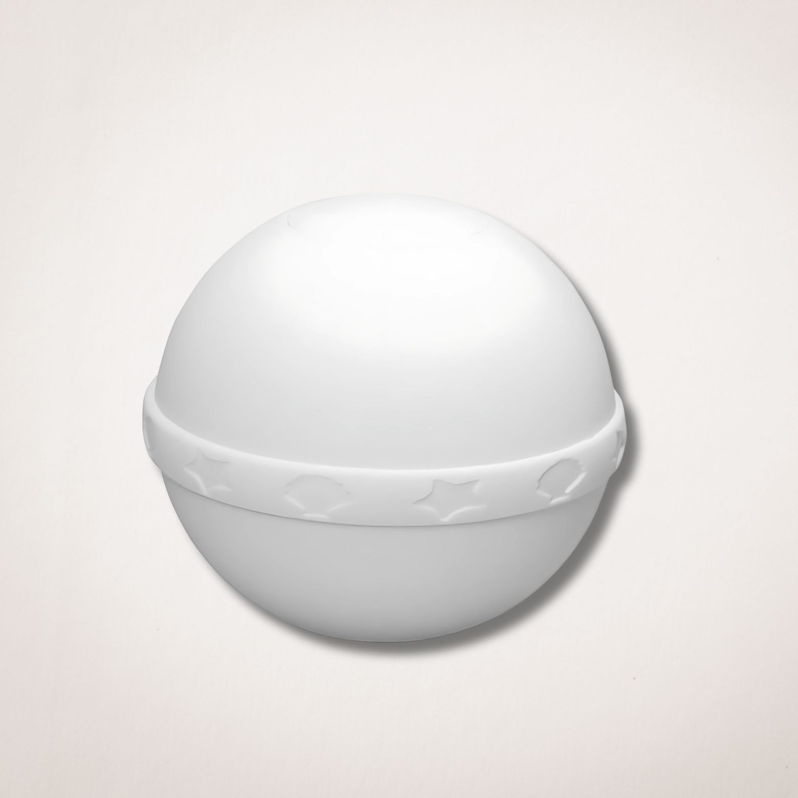 Een witte bal met een witte band eromheen ligt op een wit oppervlak.