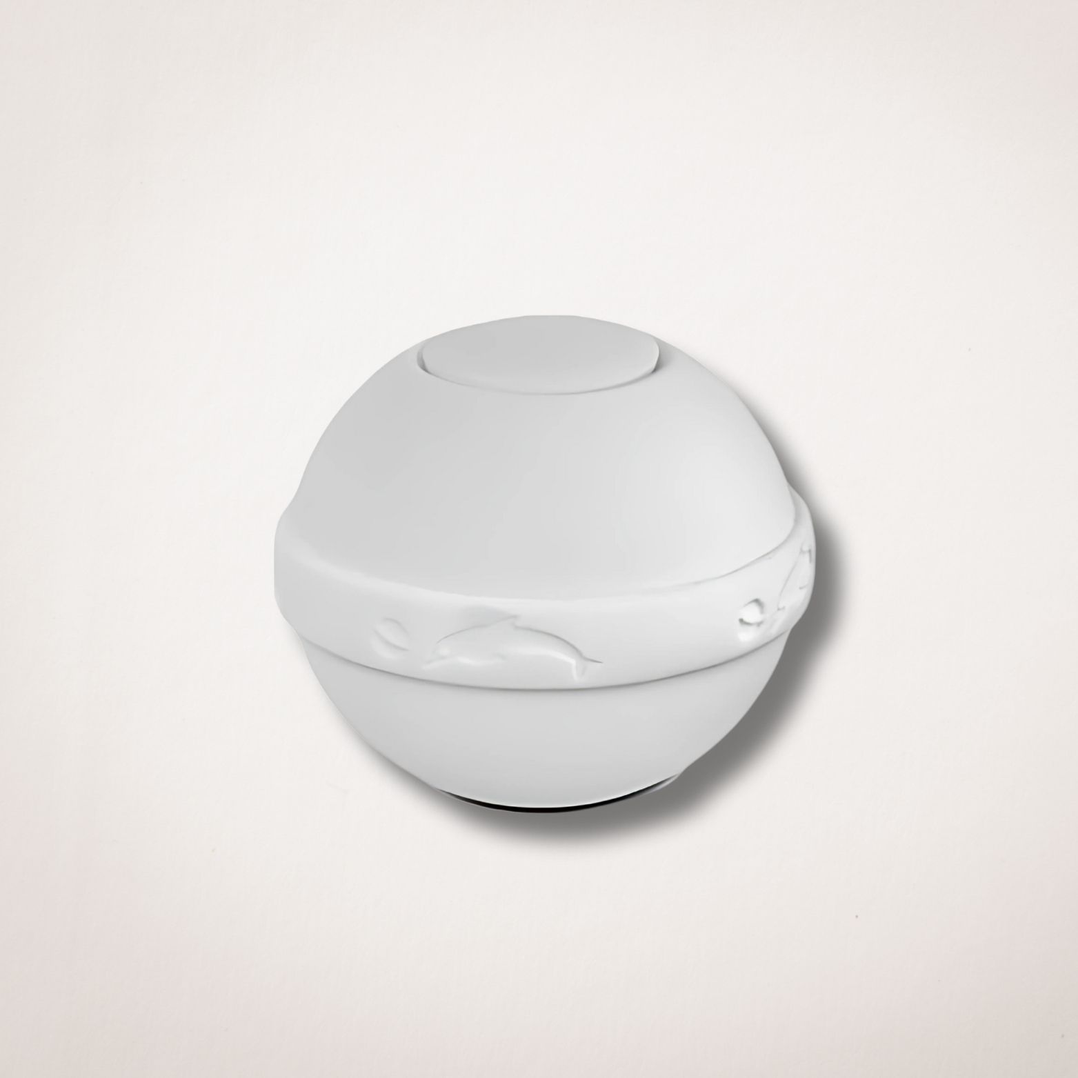 Een witte bal met een dolfijnontwerp erop