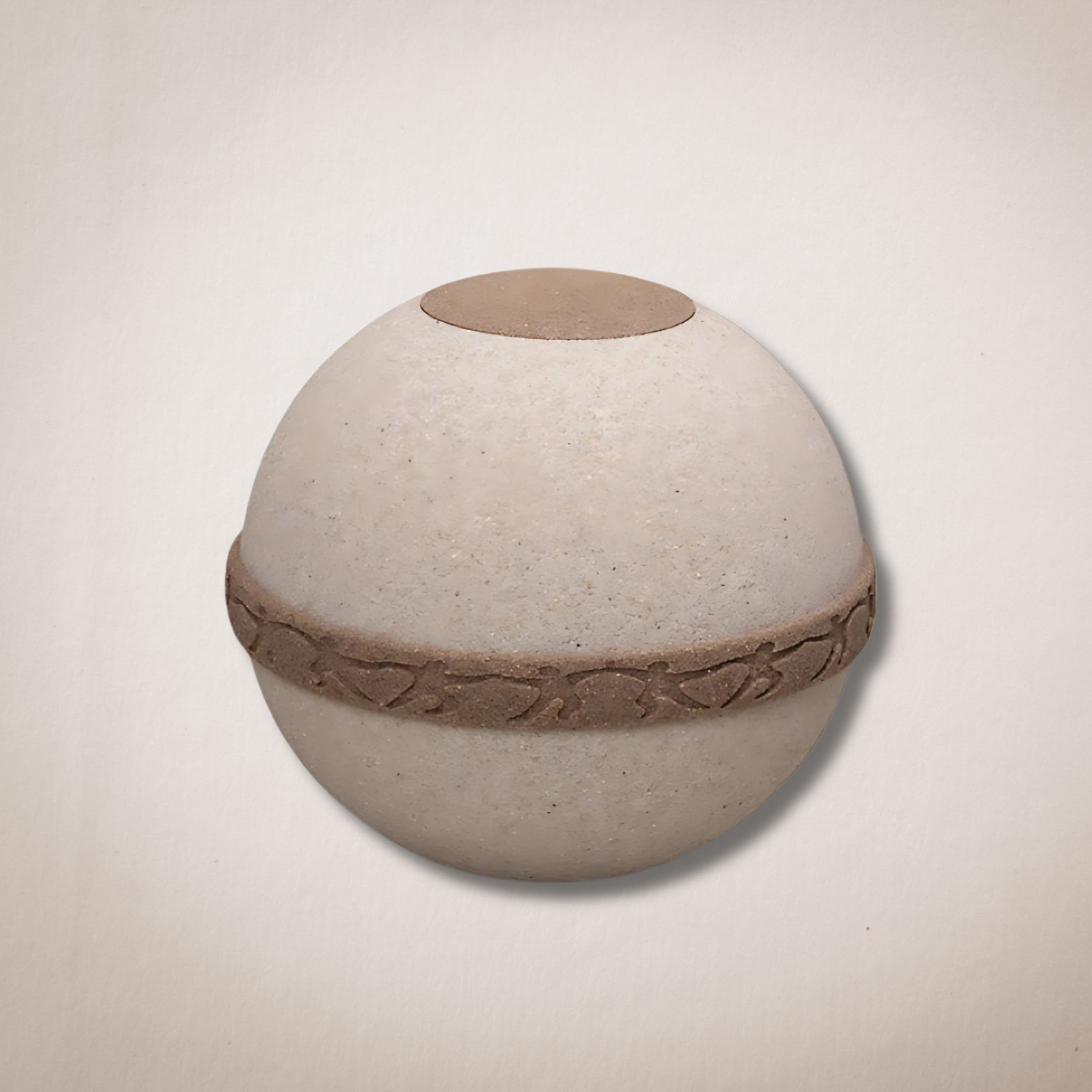 Een witte bal met een bruine streep eromheen