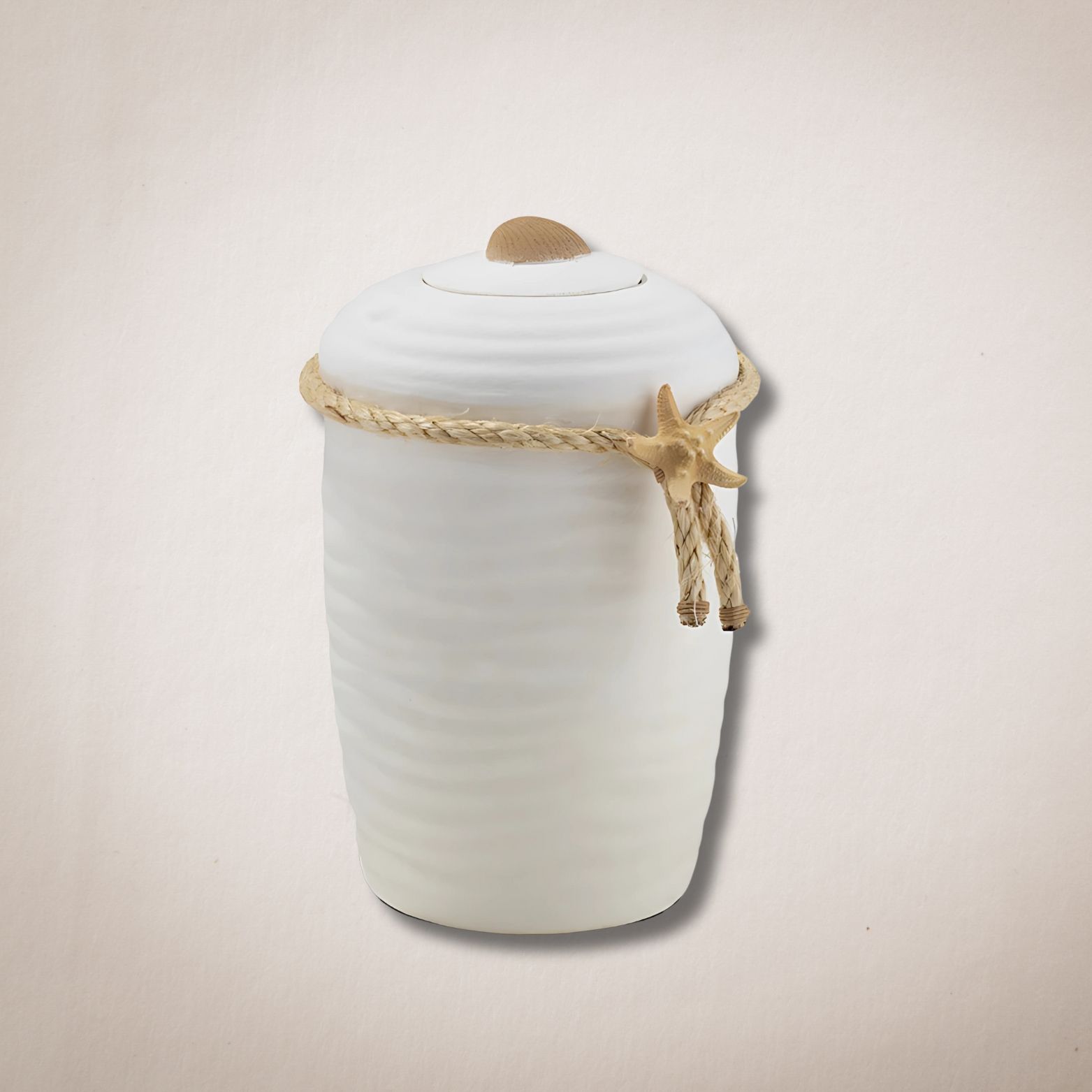 Een witte urn met een zeester en touw eromheen