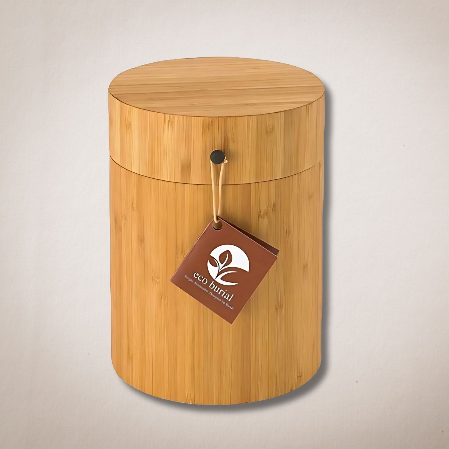 Een houten container met een label eraan bevestigd.