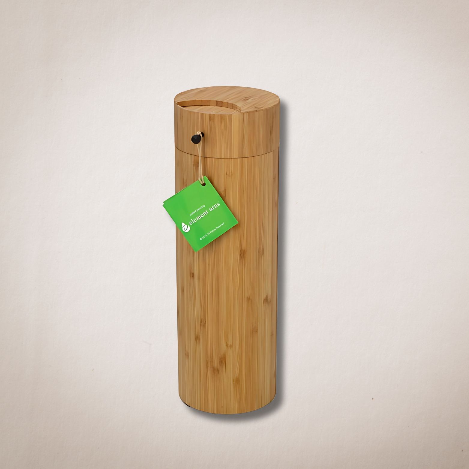 Een houten cilinder met een groen label eraan bevestigd