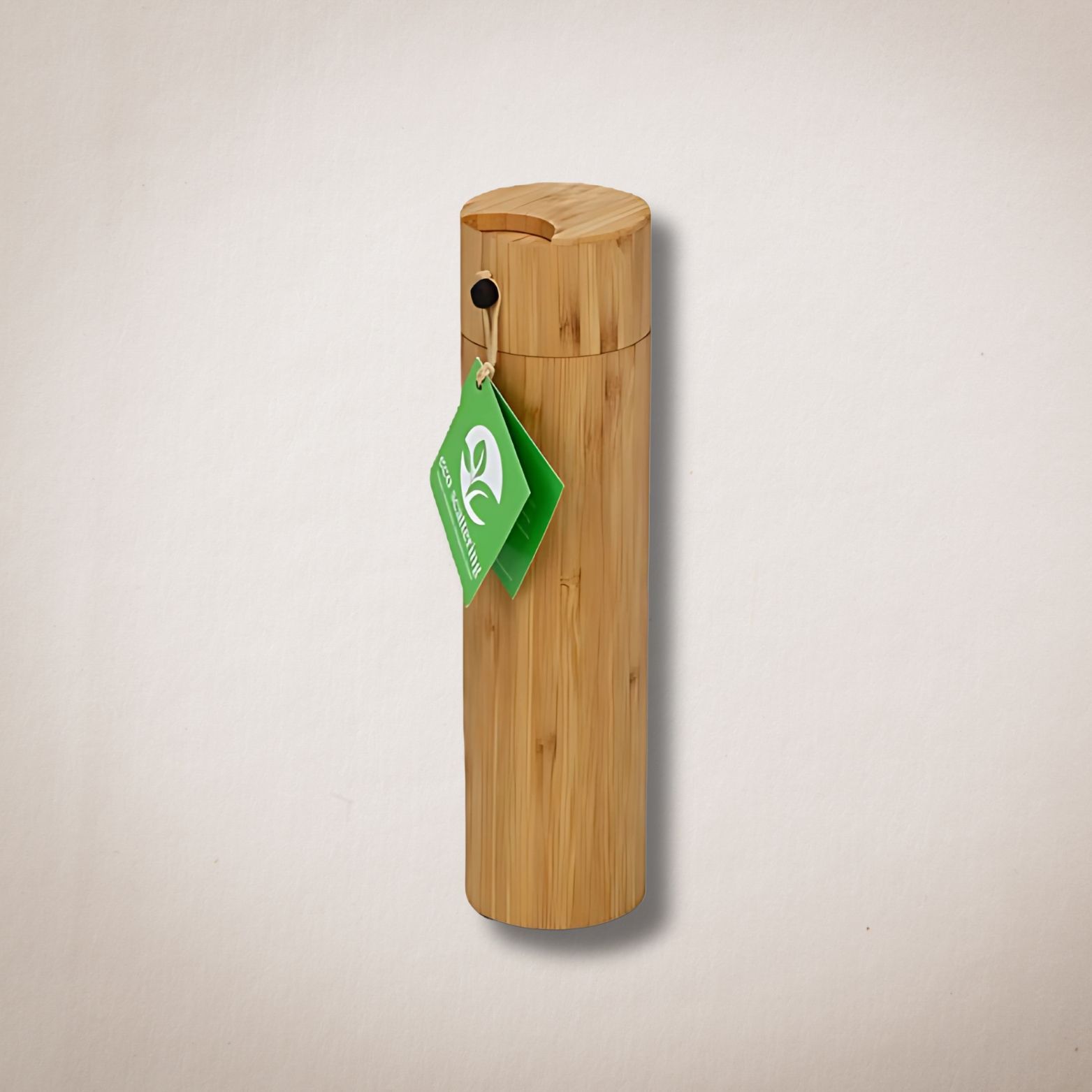 Een houten cilinder met daaraan een groen label.