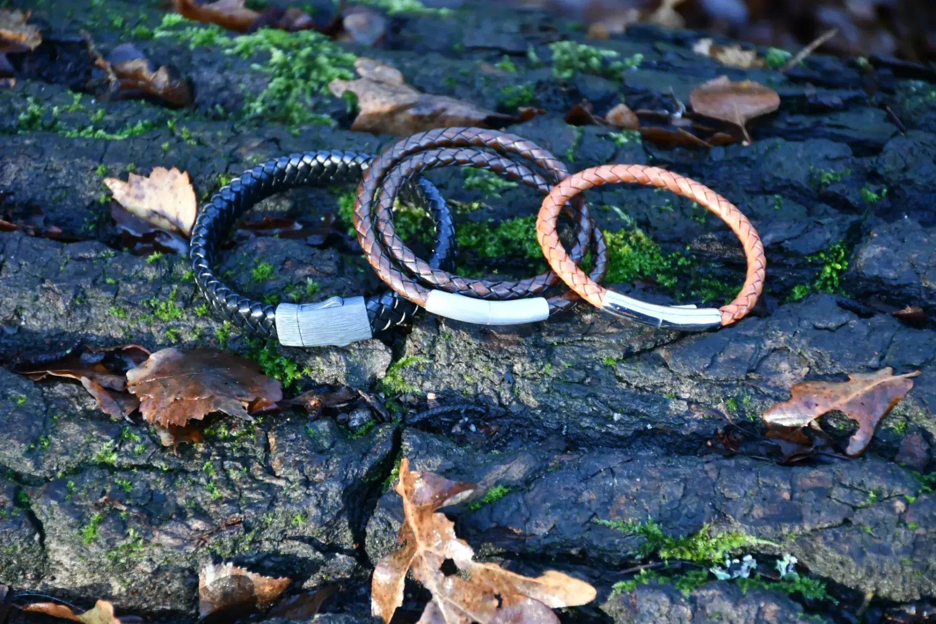Een zwarte gevlochten leren armband met een zilveren sluiting