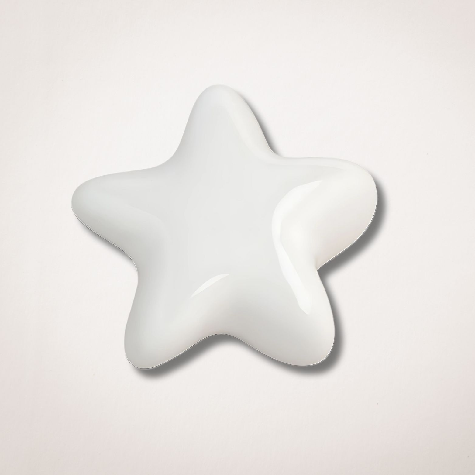Een witte ster met een schaduw op een witte achtergrond