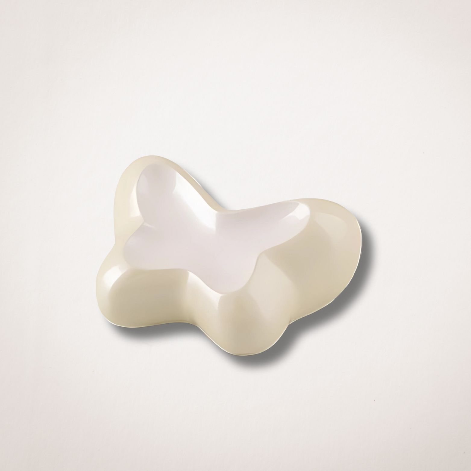 Een witte kom in de vorm van een vlinder