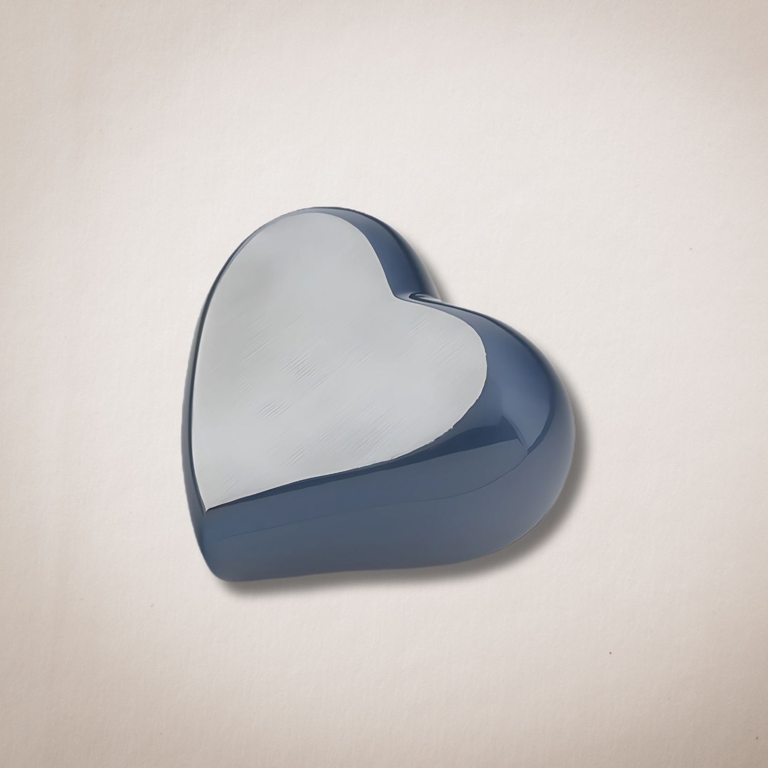 Een blauw hartvormig voorwerp ligt op een wit oppervlak