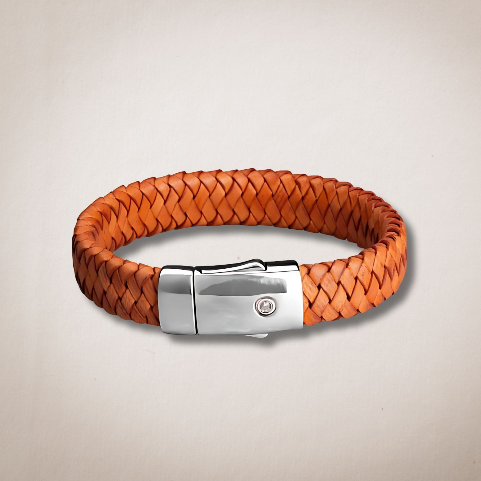 Een bruine gevlochten leren armband met een zilveren sluiting