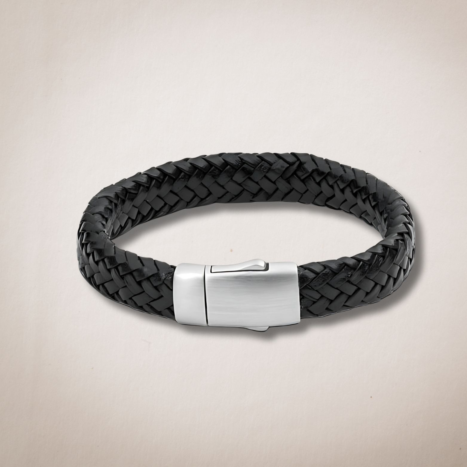 Een zwarte gevlochten leren armband met een zilveren sluiting