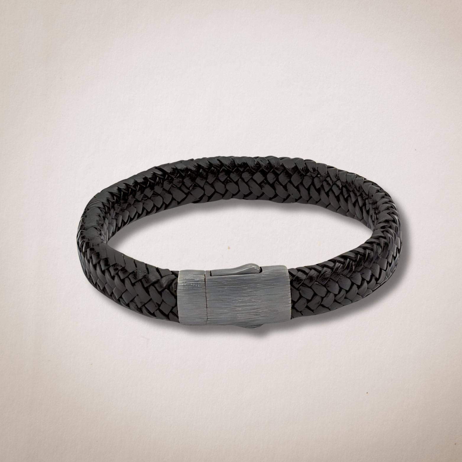 Een zwarte gevlochten leren armband met een zilveren sluiting