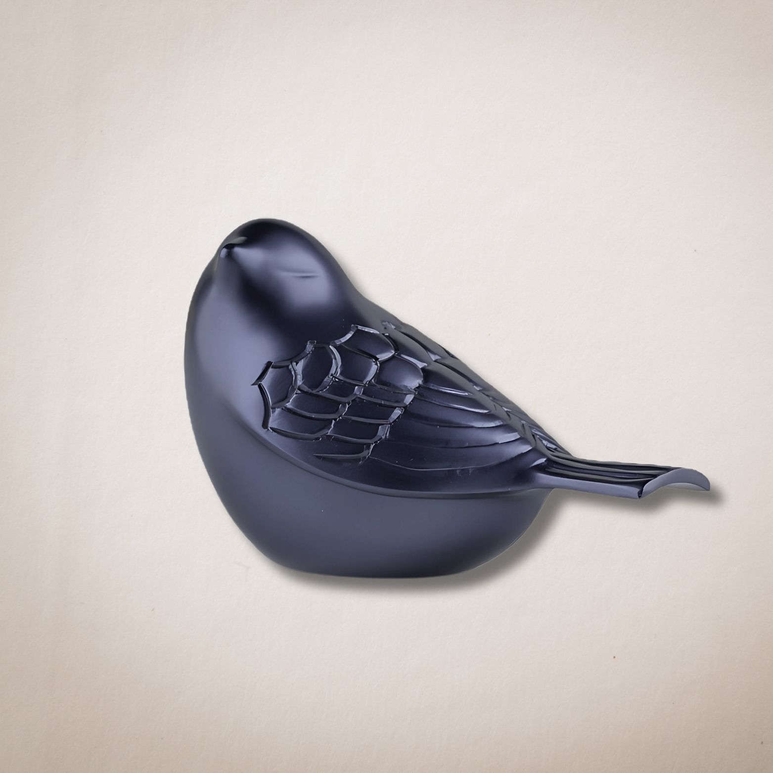 Een kleine zwarte vogel die op een wit oppervlak zit