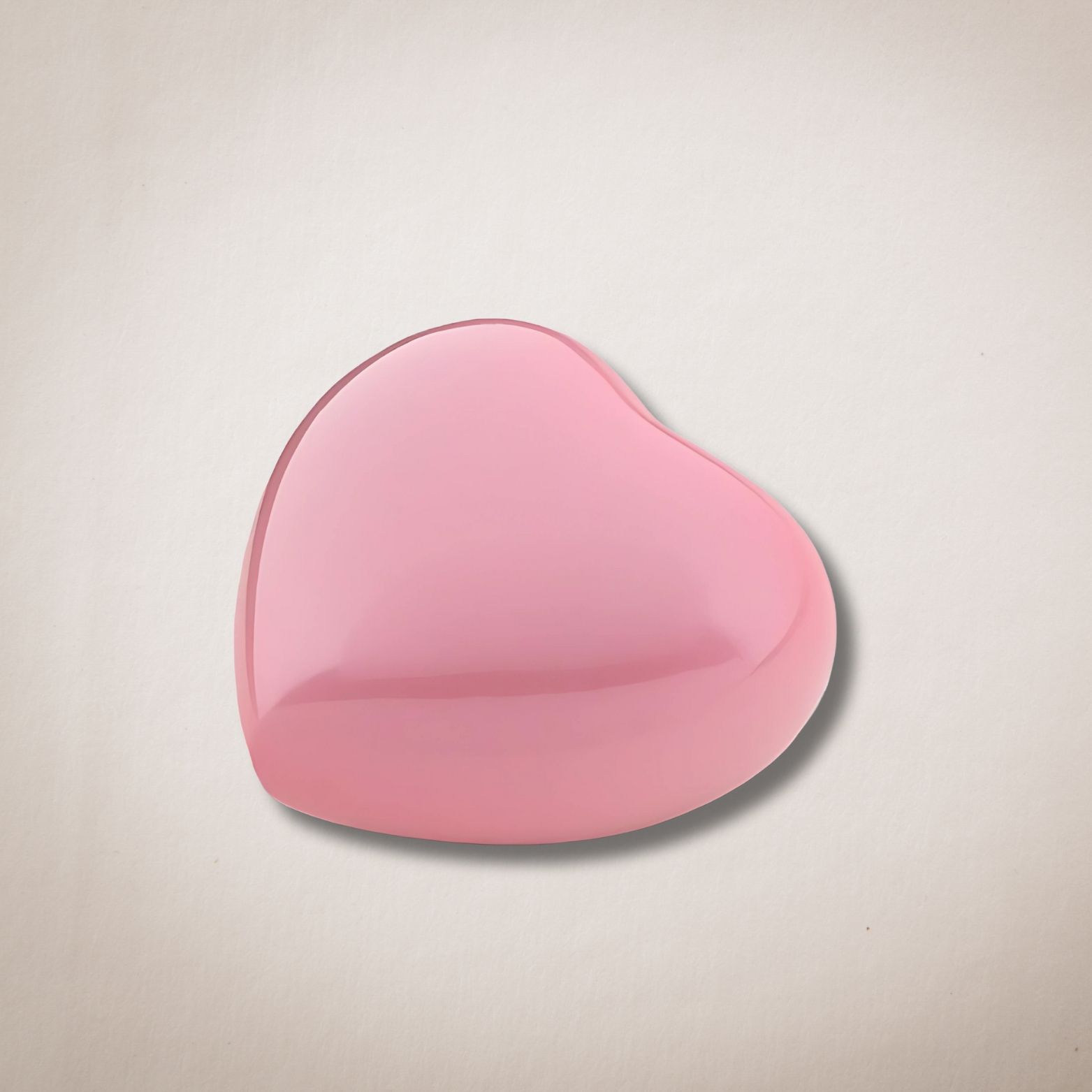 Een roze hartvormig voorwerp ligt op een wit oppervlak