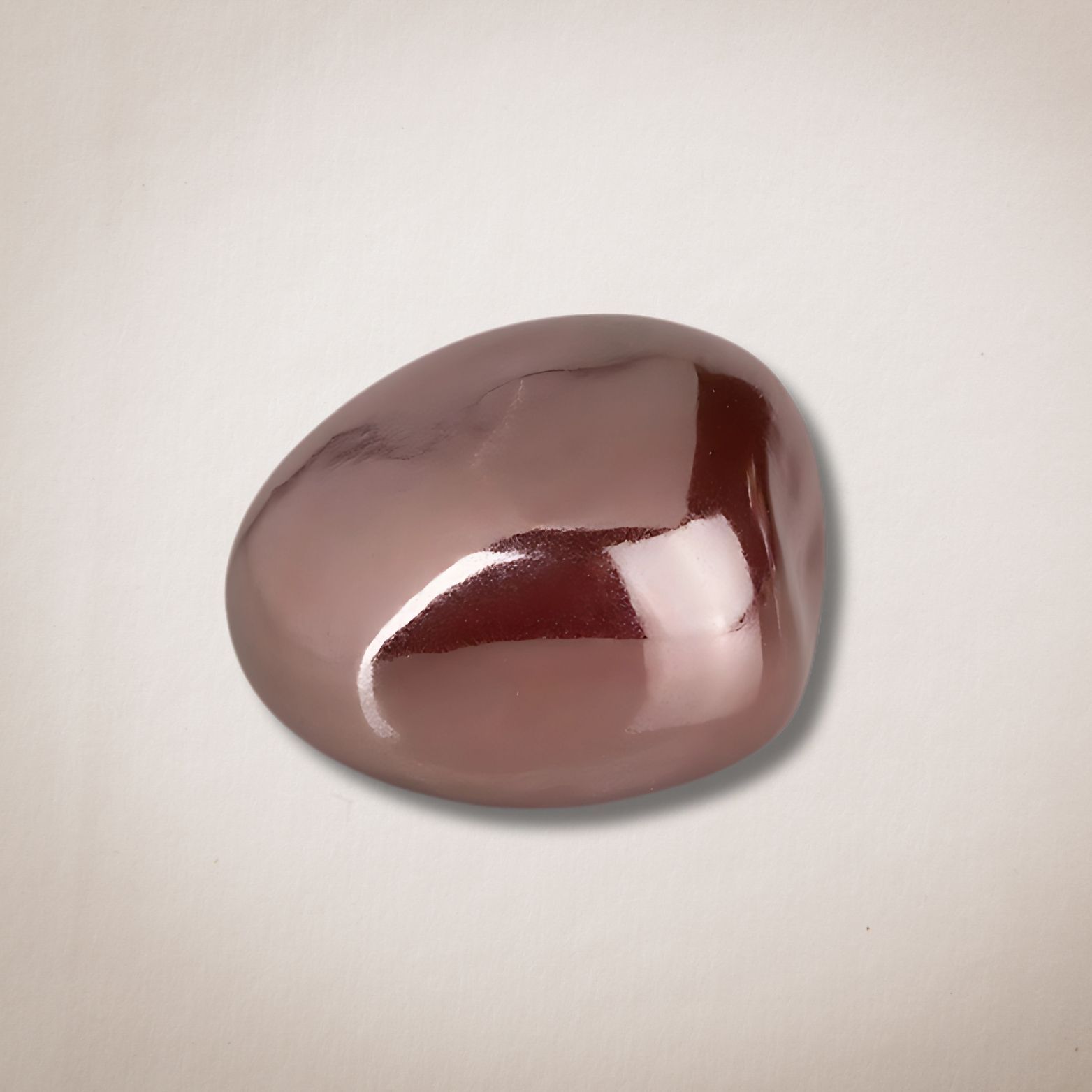 Een close-up van een roze steen op een witte achtergrond