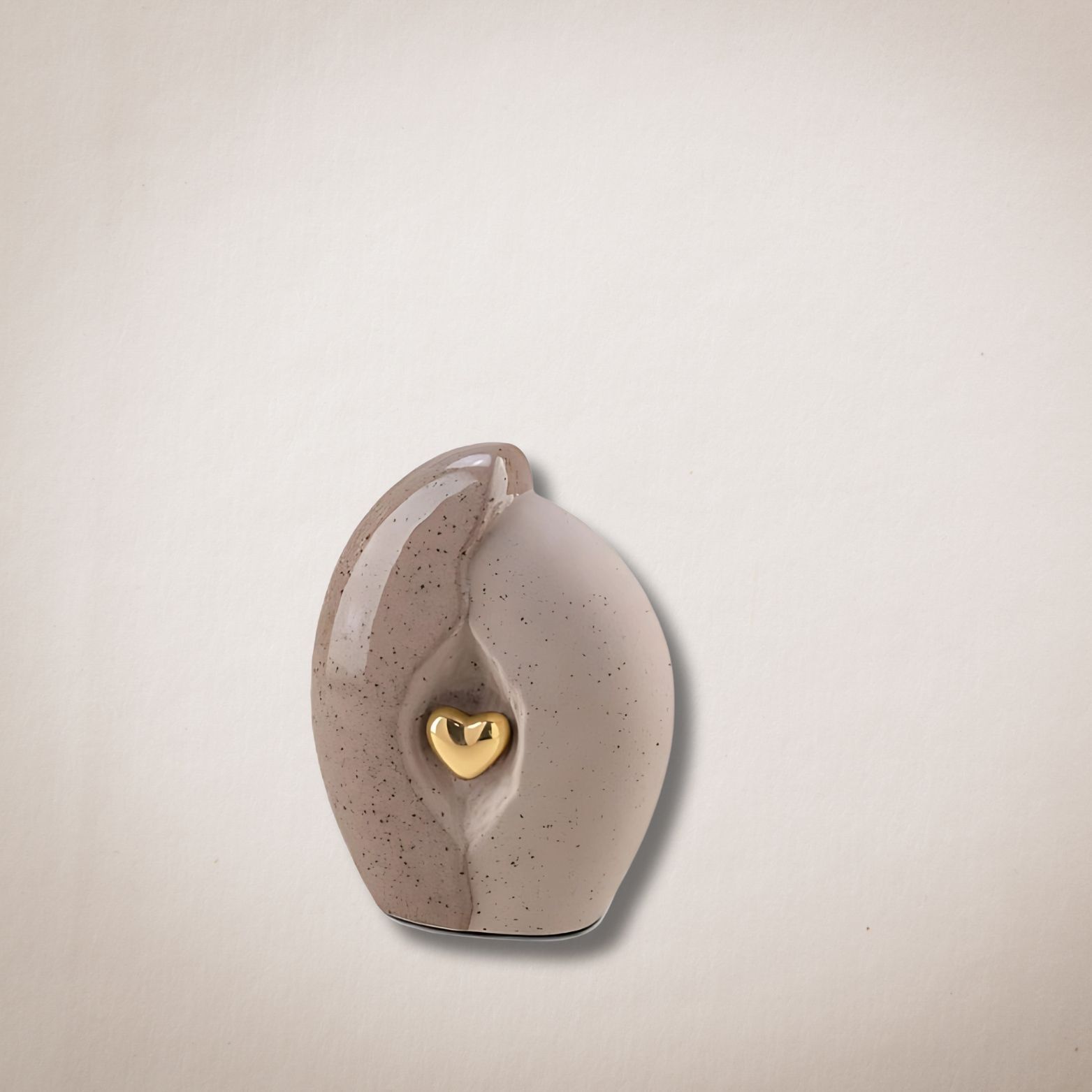 Een keramische vaas met daarin een gouden hart