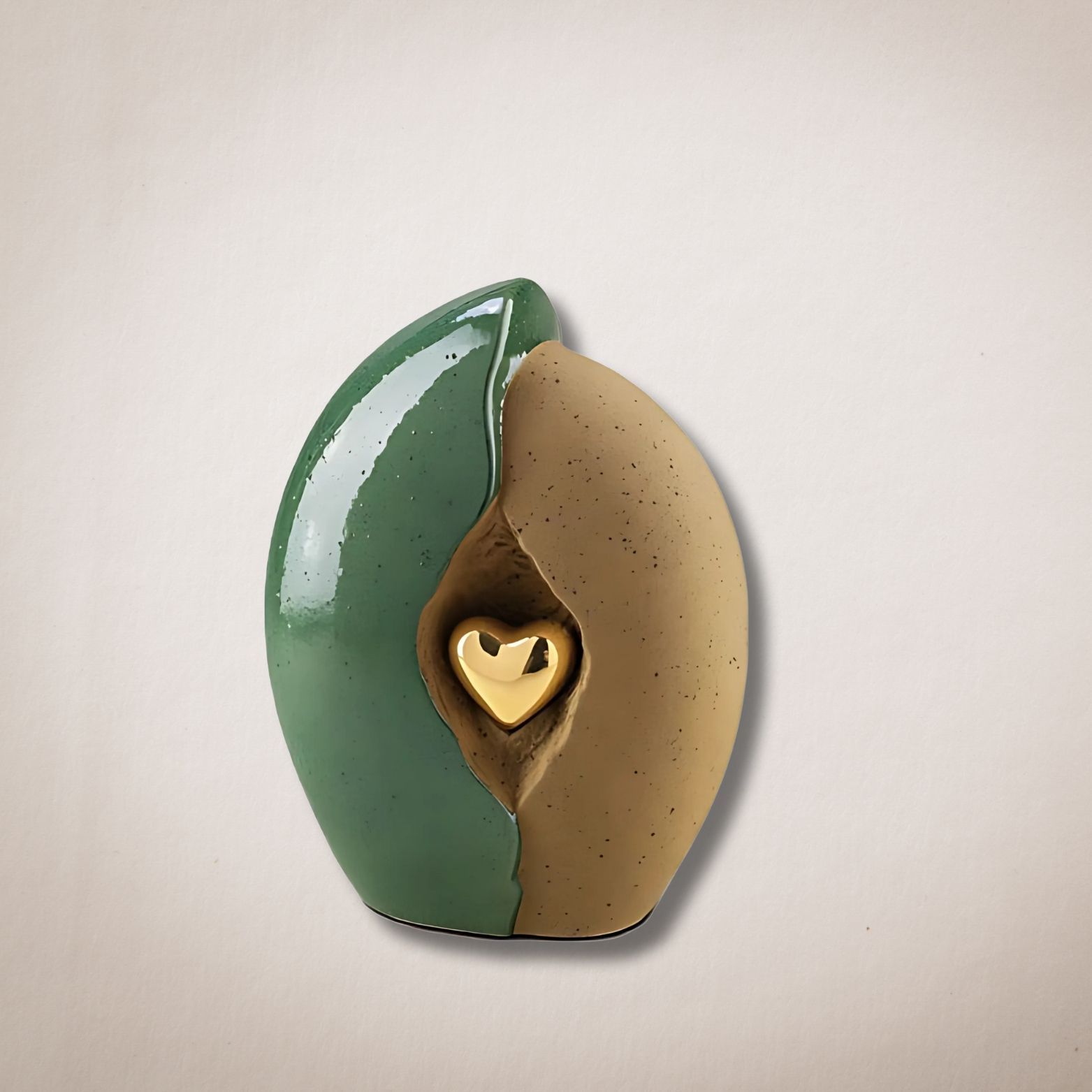 Een groen en bruin keramisch beeld met een gouden hart in het midden