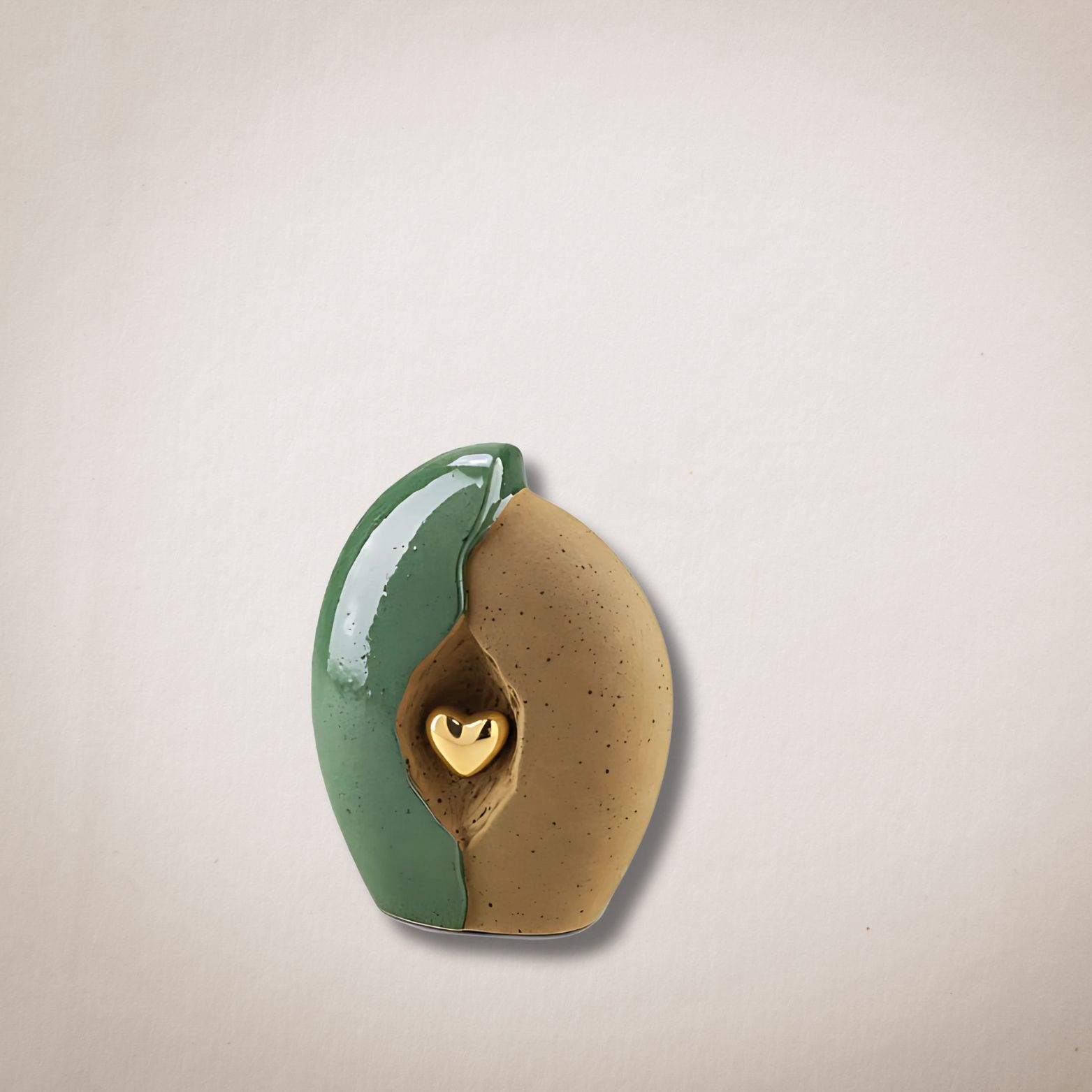 Een groene en bruine vaas met een gouden hart erin