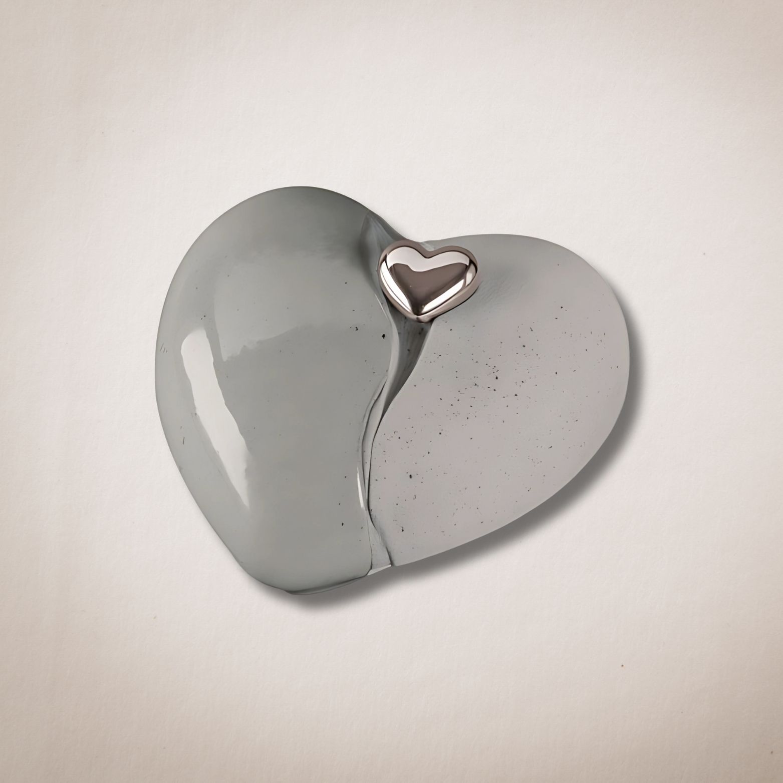 Een grijs hart met een zilveren hart in het midden