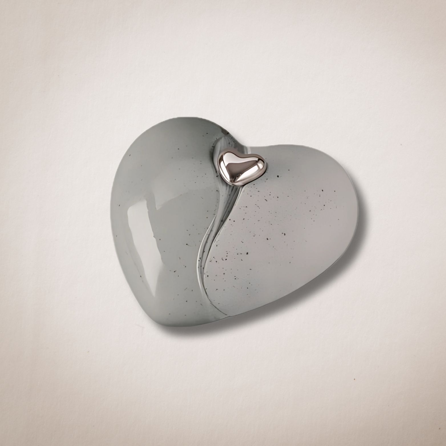 Een grijs hart met een zilveren hart in het midden