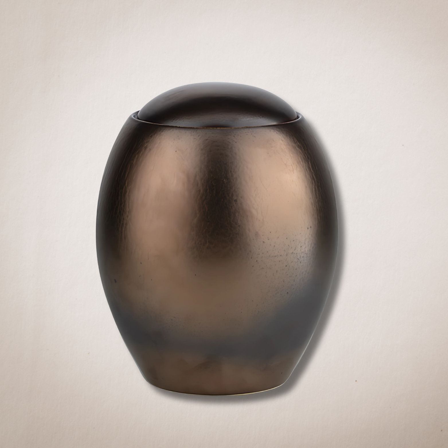 Een bruine urn met een zwart deksel op een witte achtergrond.