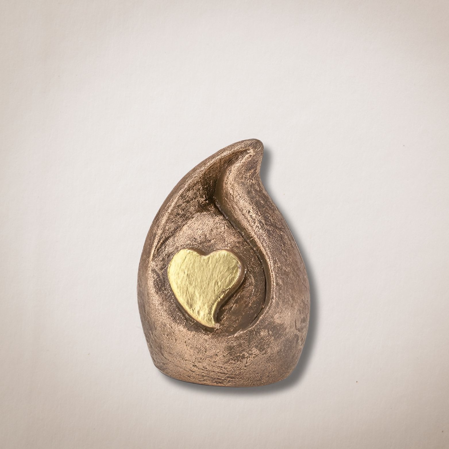 Een bronzen beeld met daarin een gouden hart