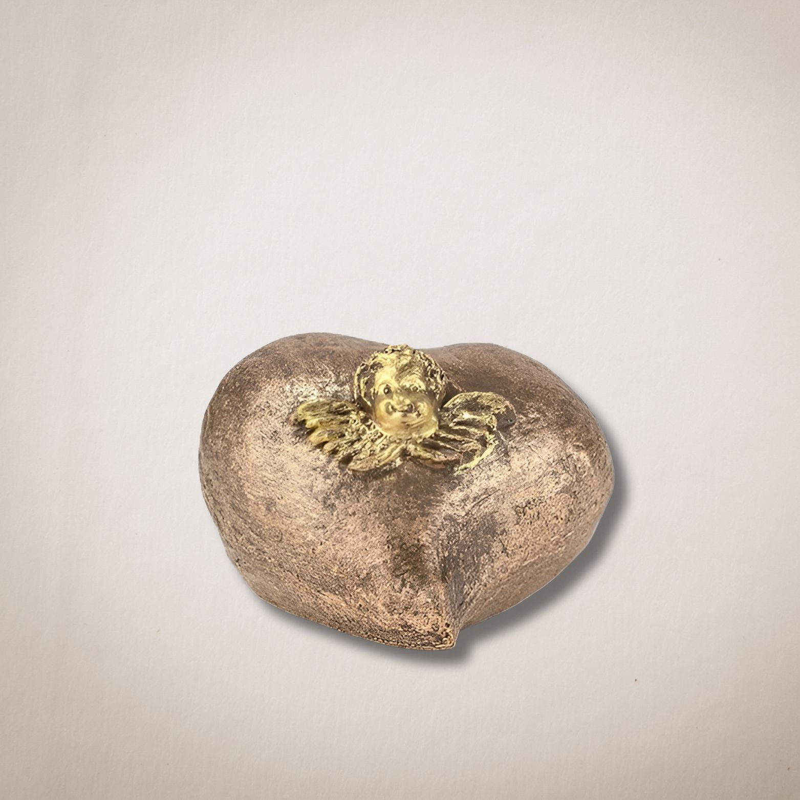 Een hartvormig voorwerp met een gouden bloem erop