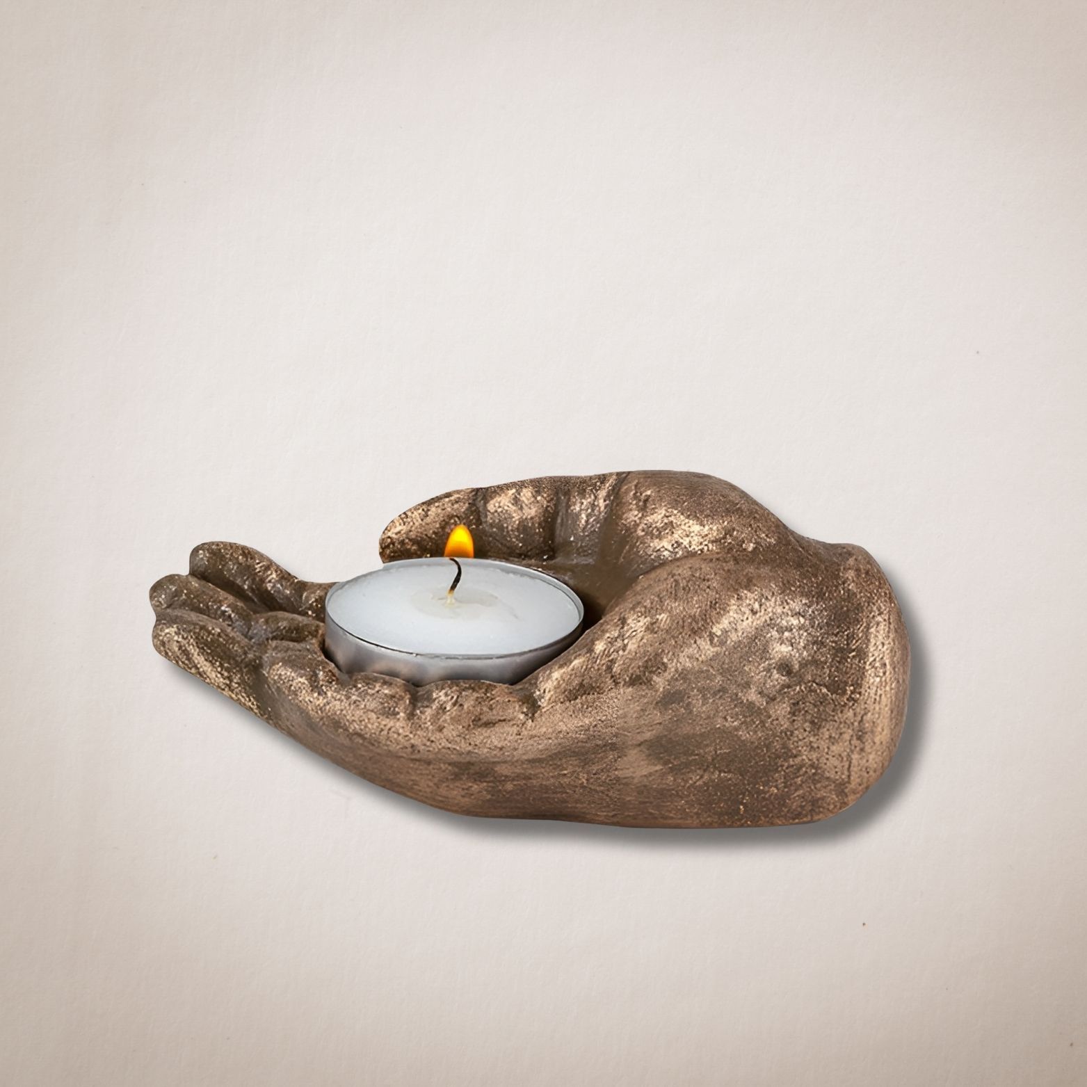 Een beeld van een hand die een brandende kaars vasthoudt