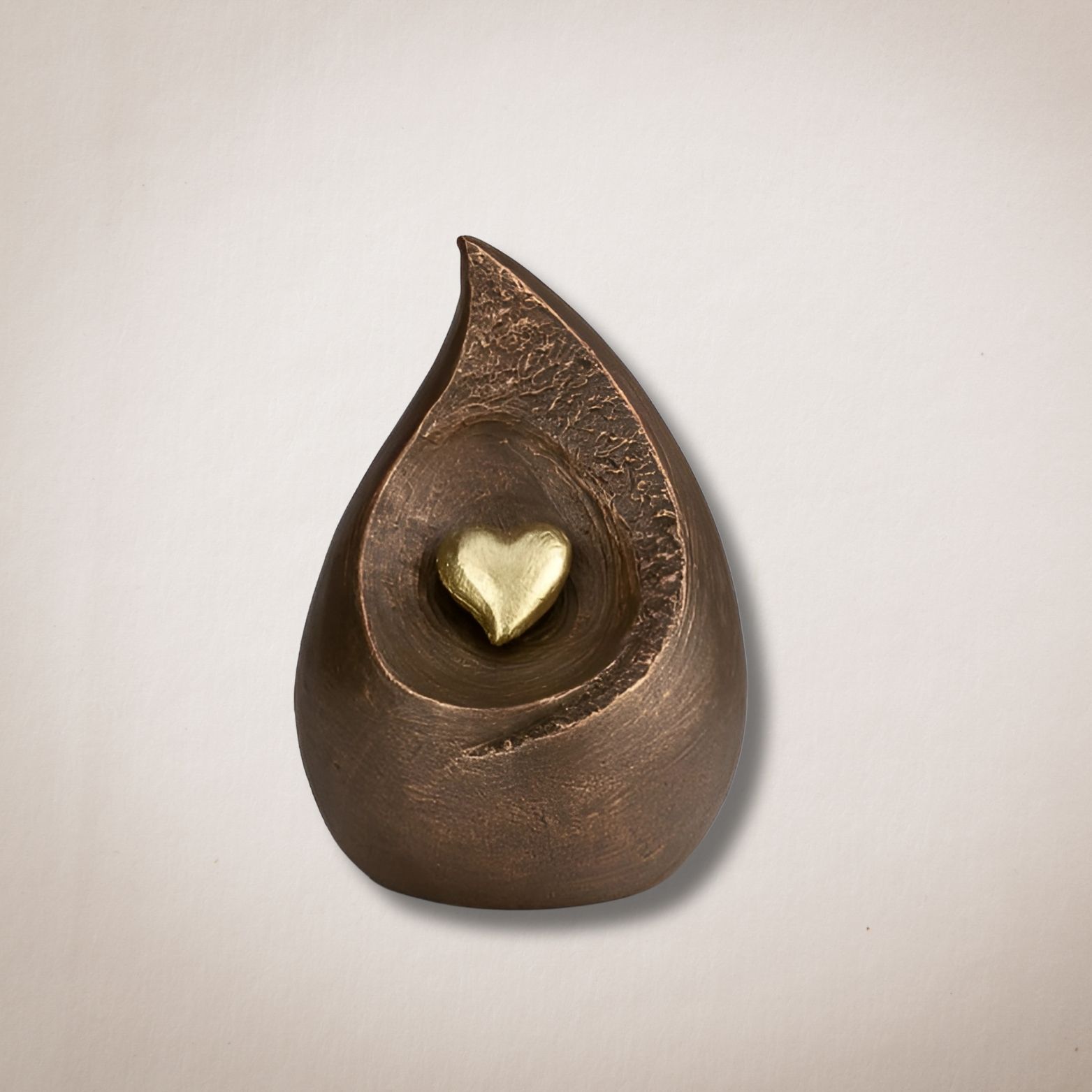 Een bronzen urn met daarin een gouden hart