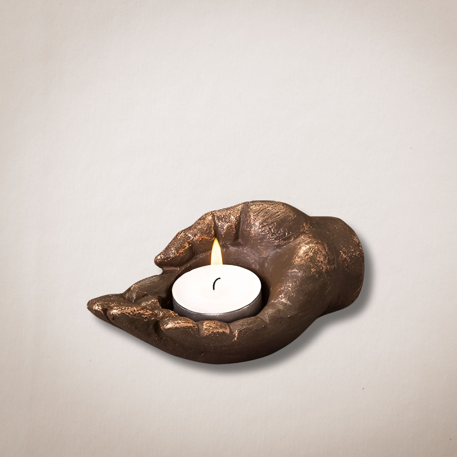Een beeld van een hand die een brandende kaars vasthoudt
