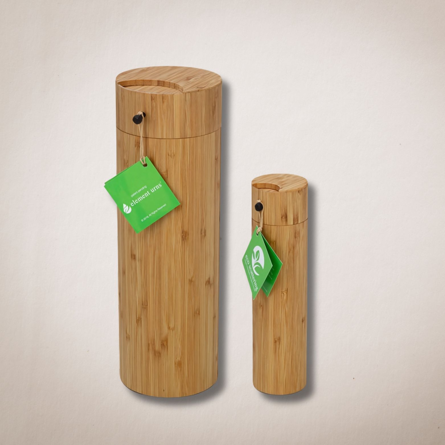 Twee houten cilinders met een label waarop staat groene doos