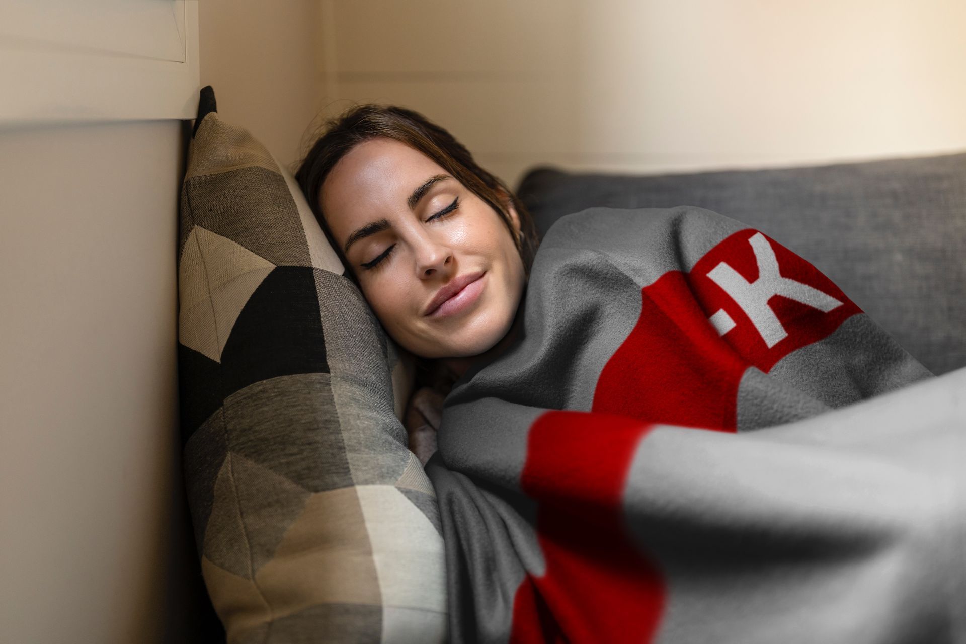 Skross Travel Blanket in use