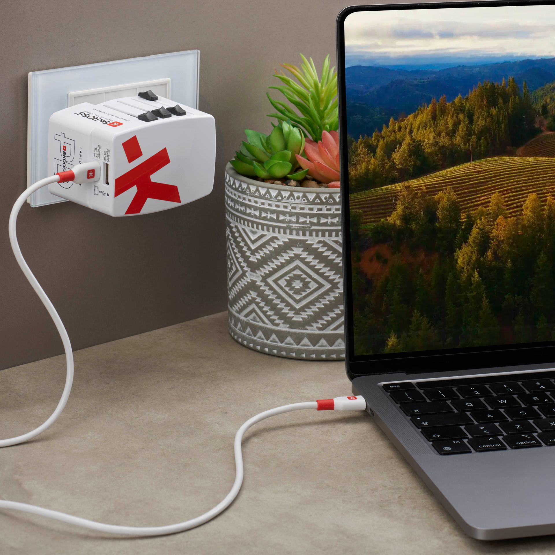 Skross power delivery World USB Charger AC45PD charging a laptop