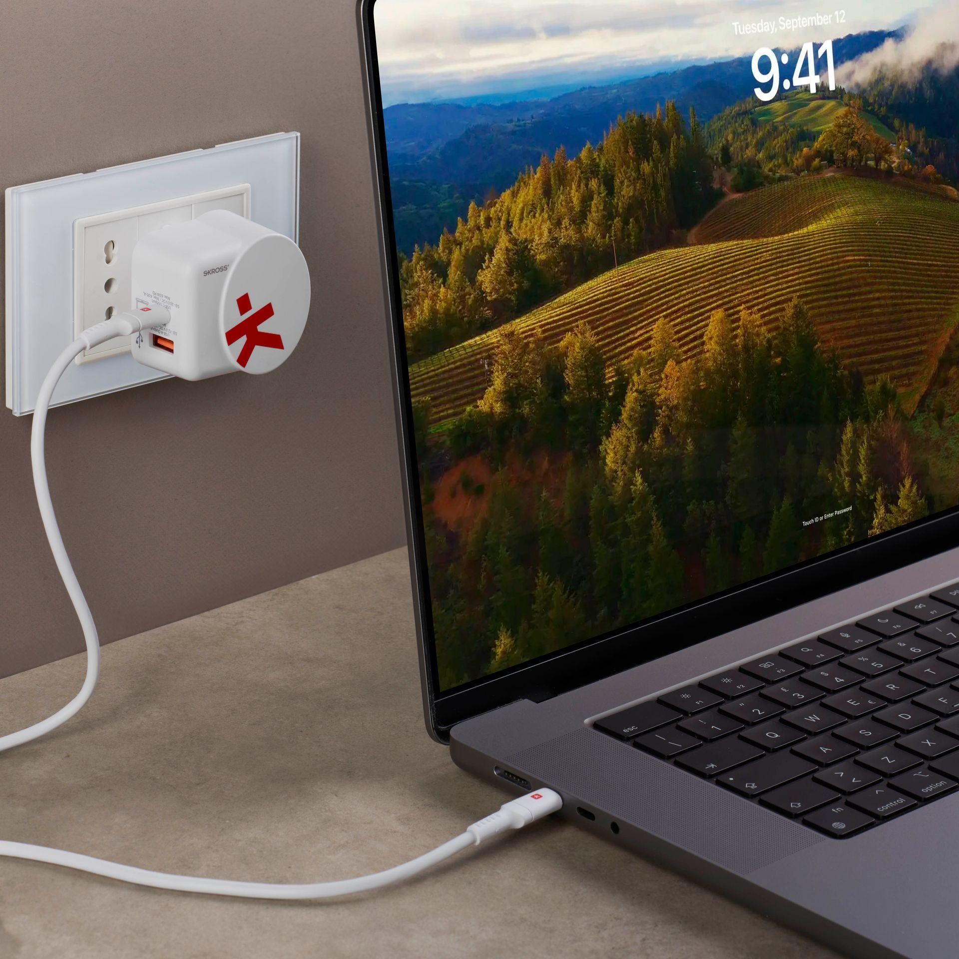 Skross power delivery USB Charger. Euro USB Charger AC65PD charging a laptop