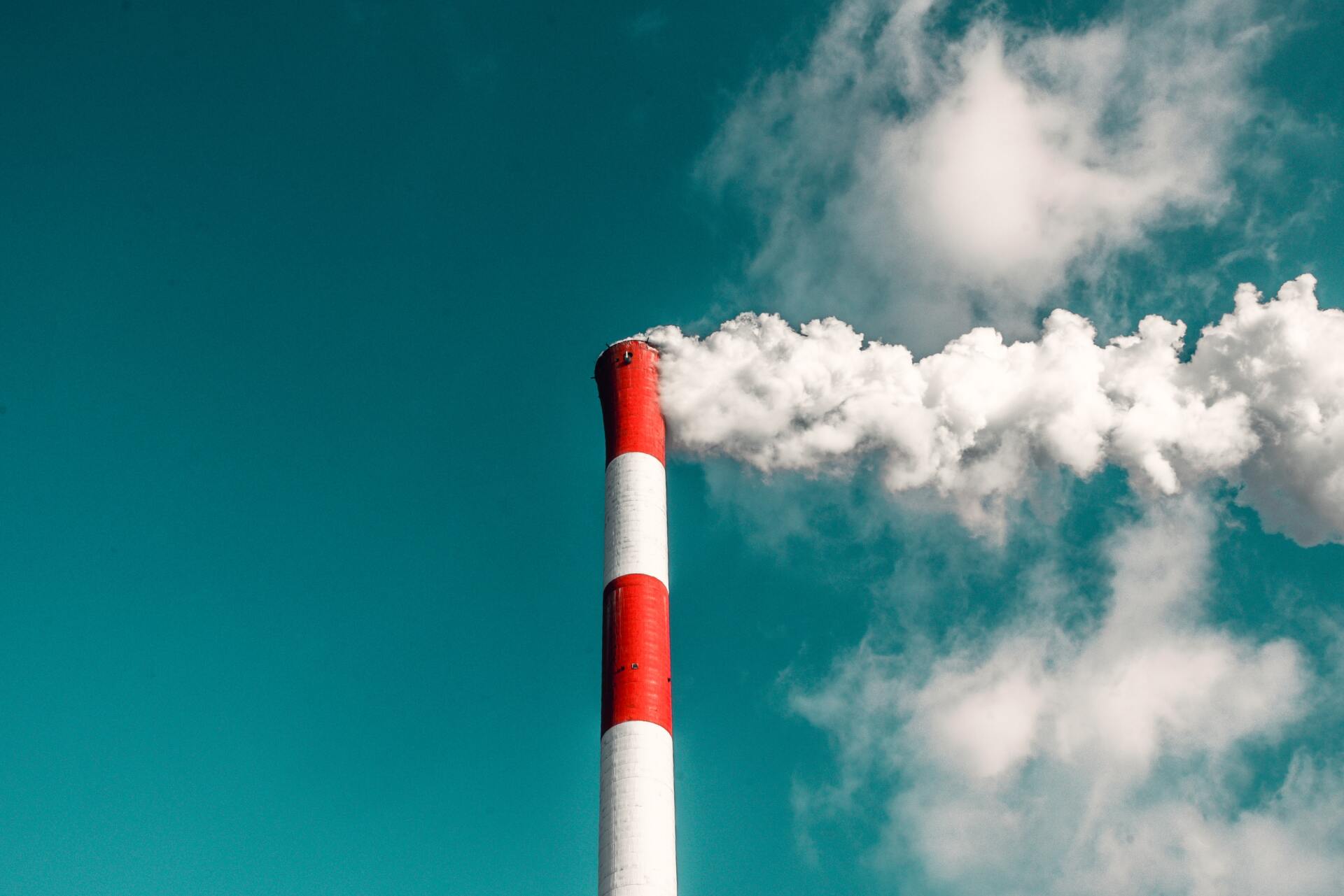Artigo Mercado de Carbono chaminé exalando fumaça