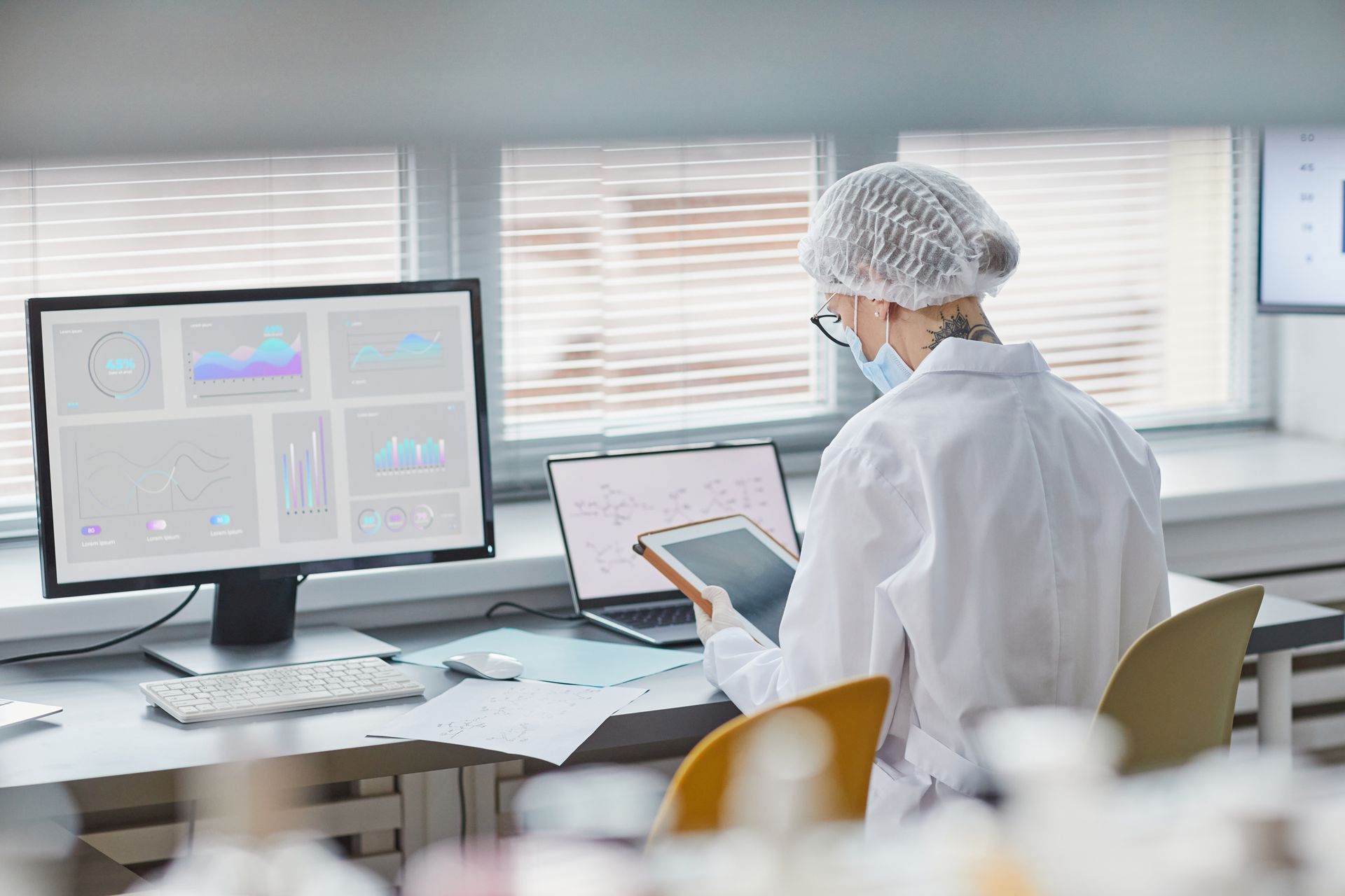 médica analisando dados
