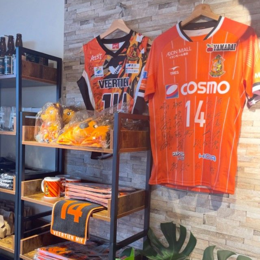 オレンジ色のスポーツジャージが、ショップやファンルームの壁や棚に飾られている。
