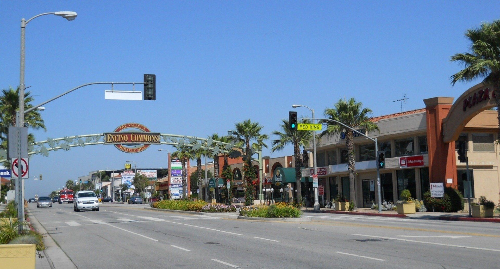 A city street with a sign that says ' el salvador ' on it