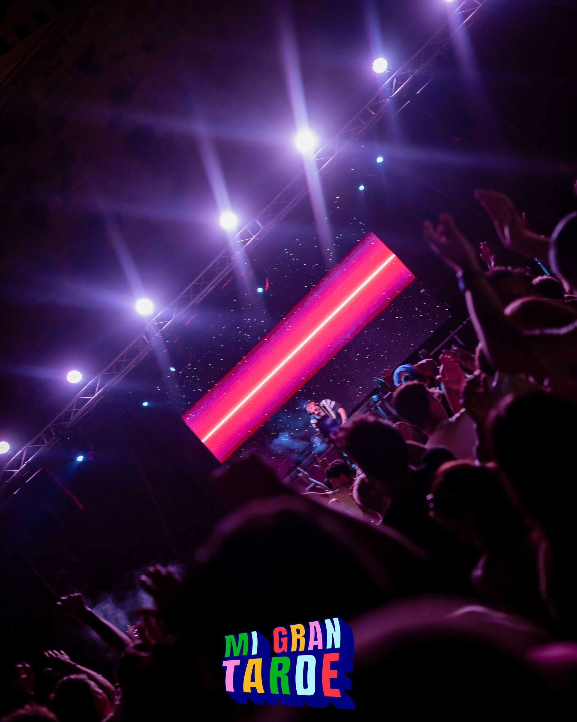 Una multitud de personas en un concierto de mi gran tarde