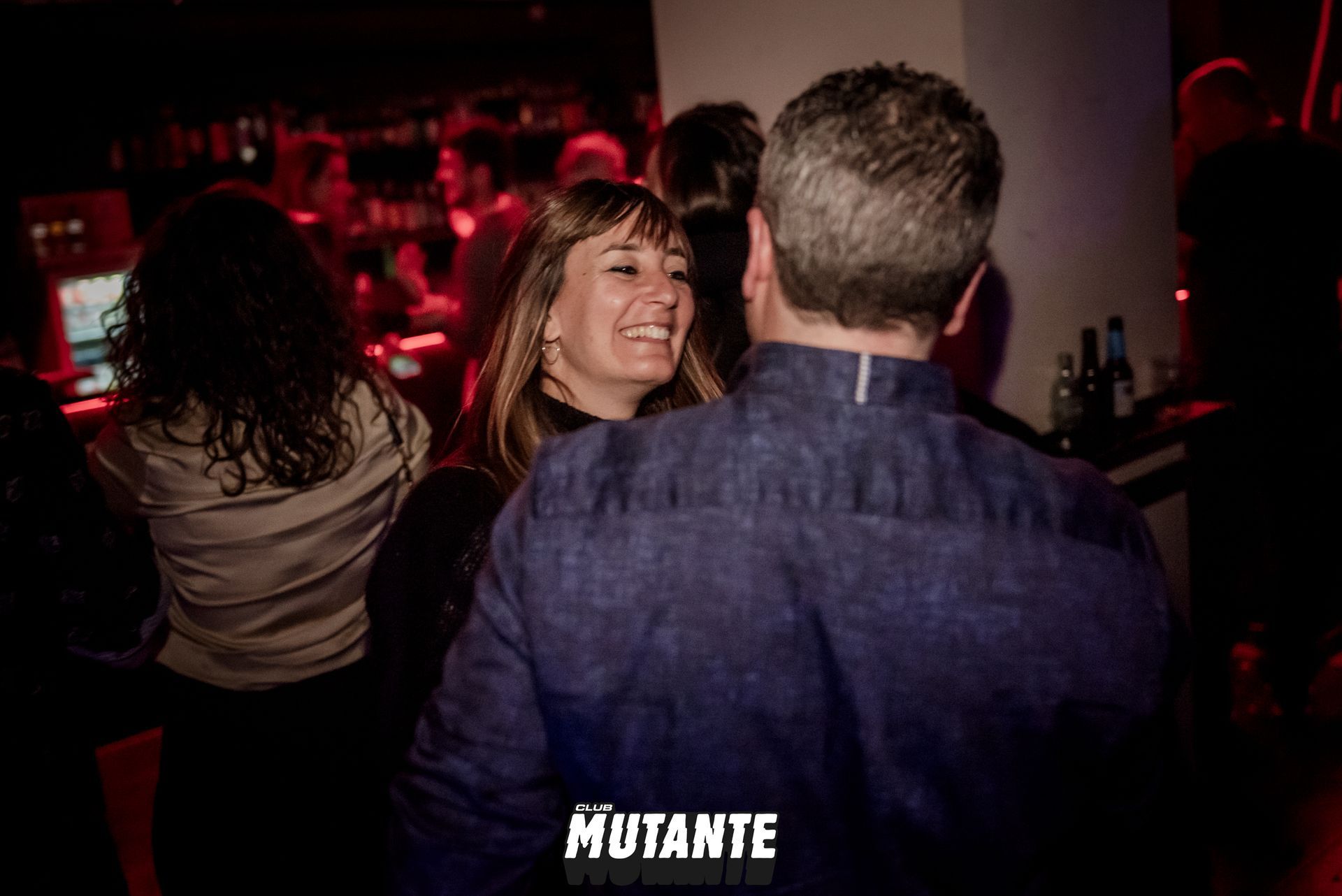 Un hombre y una mujer están bailando en un club.
