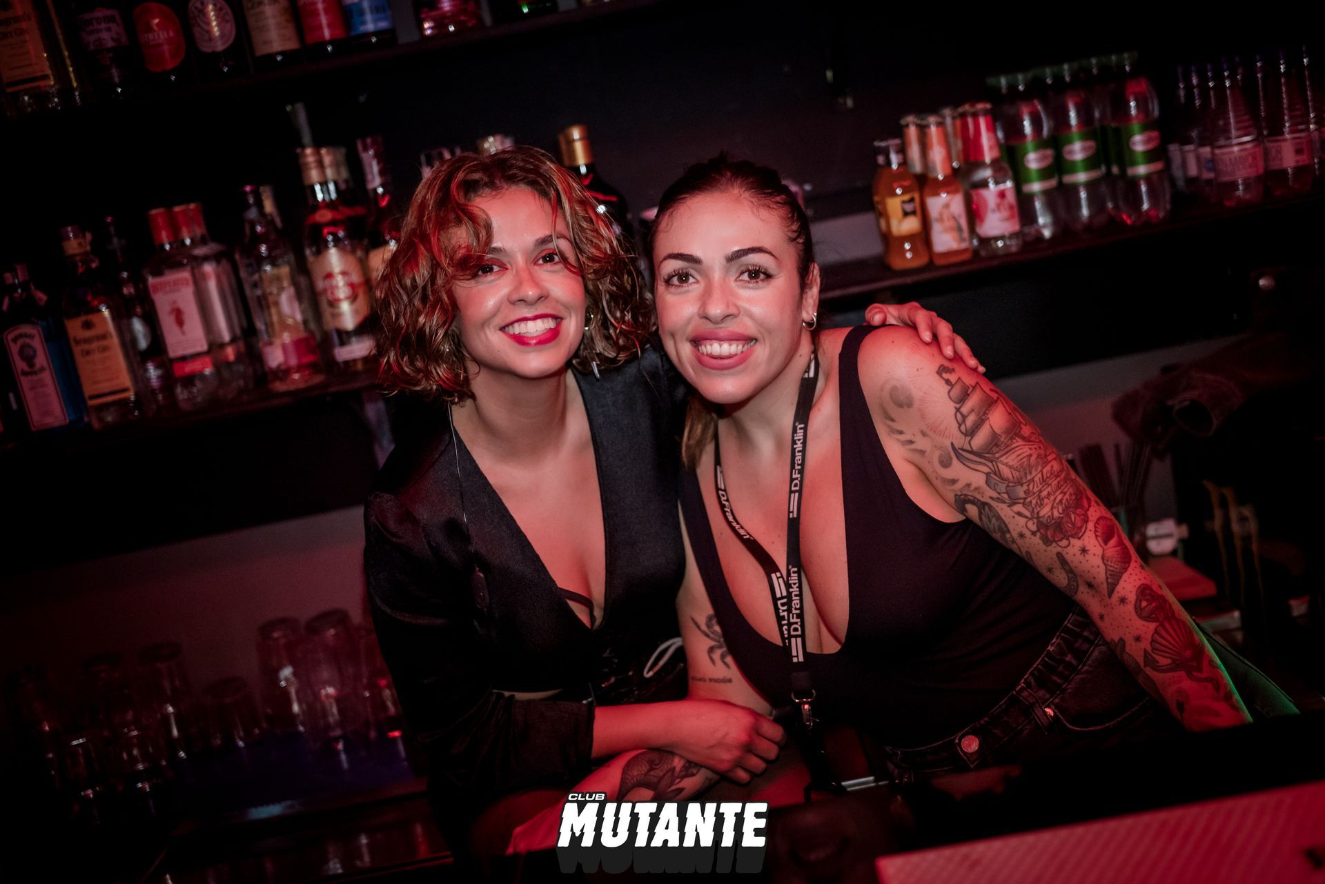 Dos mujeres posan para una foto en un bar.