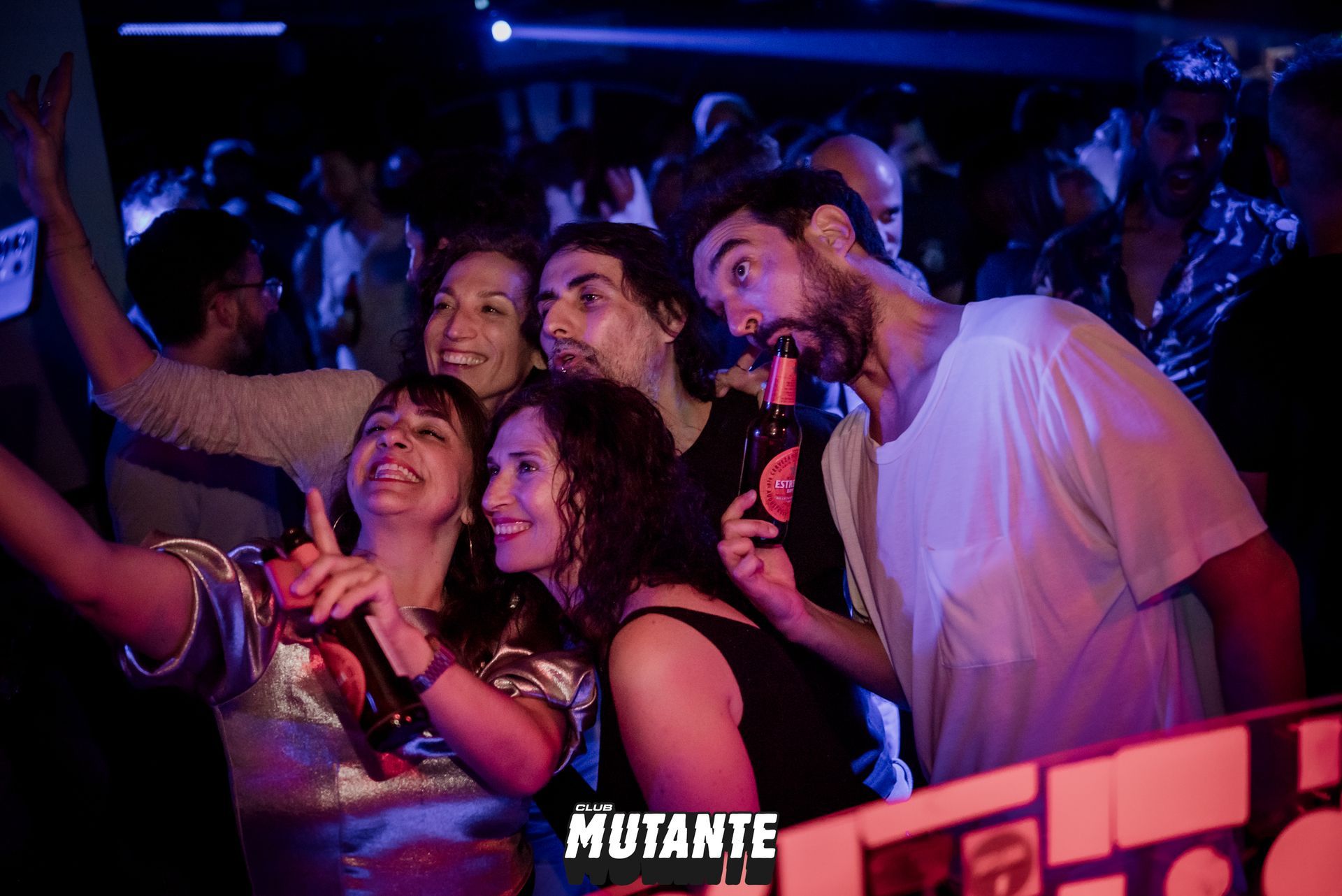 Un grupo de personas se está tomando un selfie en un club.