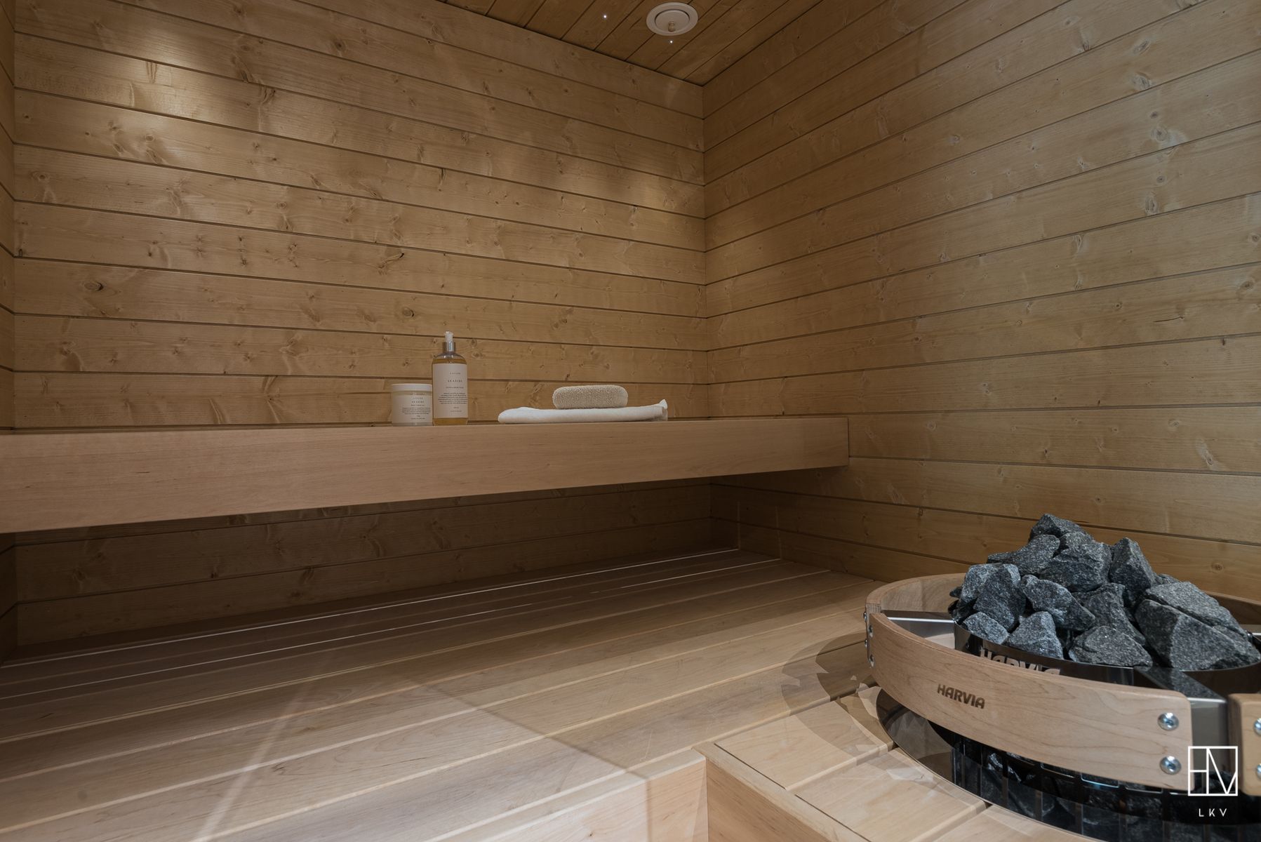 Kangasalan Kalla A1 sauna. Lauteet tervaleppää, Harvia Cilindro kiuas.