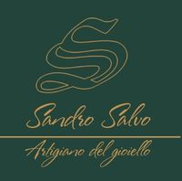 Logo dorato con la scritta «Sandro Salvo» e «Artigiano del gioiello» su sfondo verde scuro
