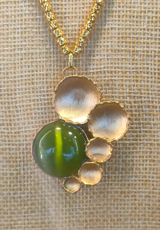 Collana d’oro con pendente rotondo in argento e pietra verde preziosa