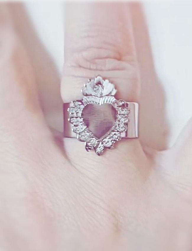 Anello d’oro con una grande gemma marrone incastonata a griffe, su uno sfondo chiaro