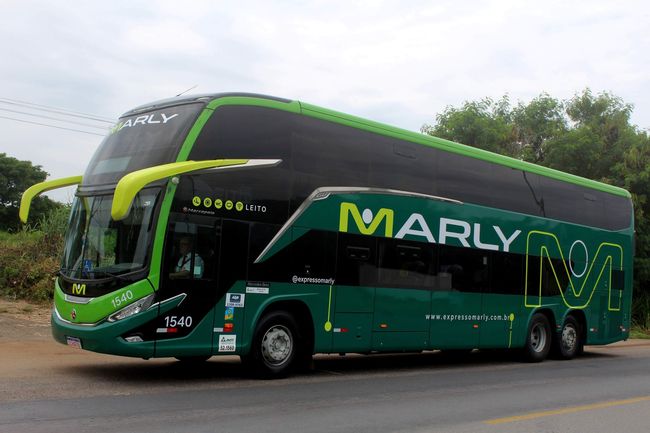 Um ônibus verde de dois andares, com o logotipo da Liderança, estacionado.