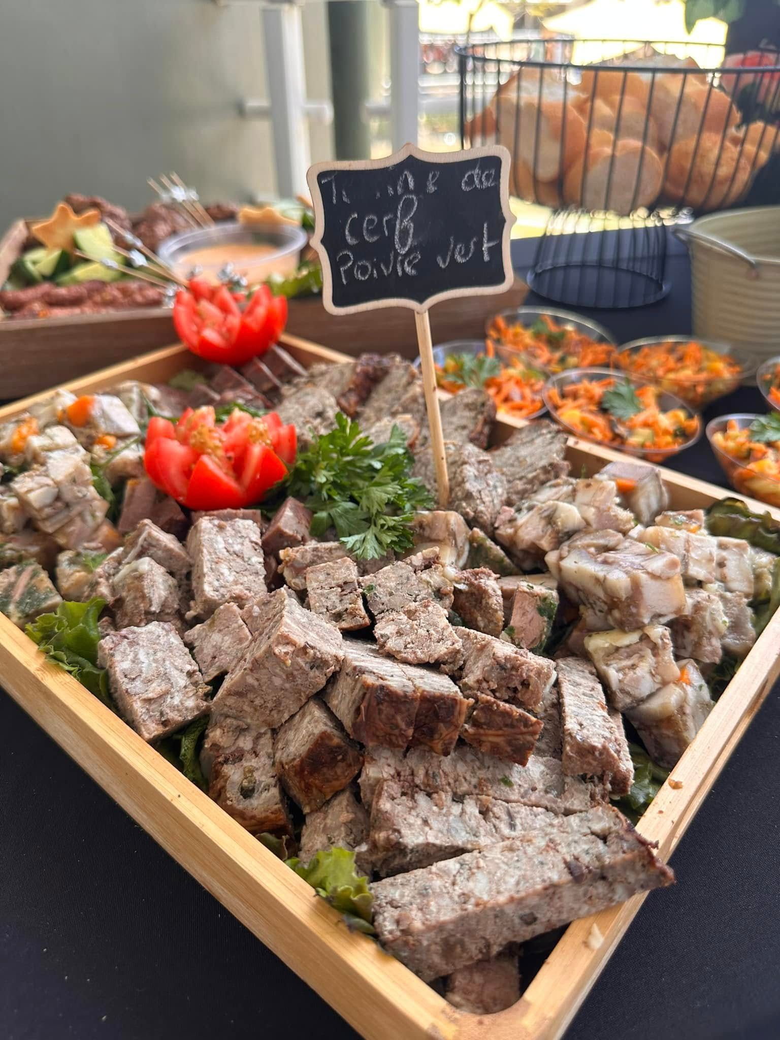 Plateau de cubes de dessert en poudre avec des fraises et une petite ardoise sur un buffet.
