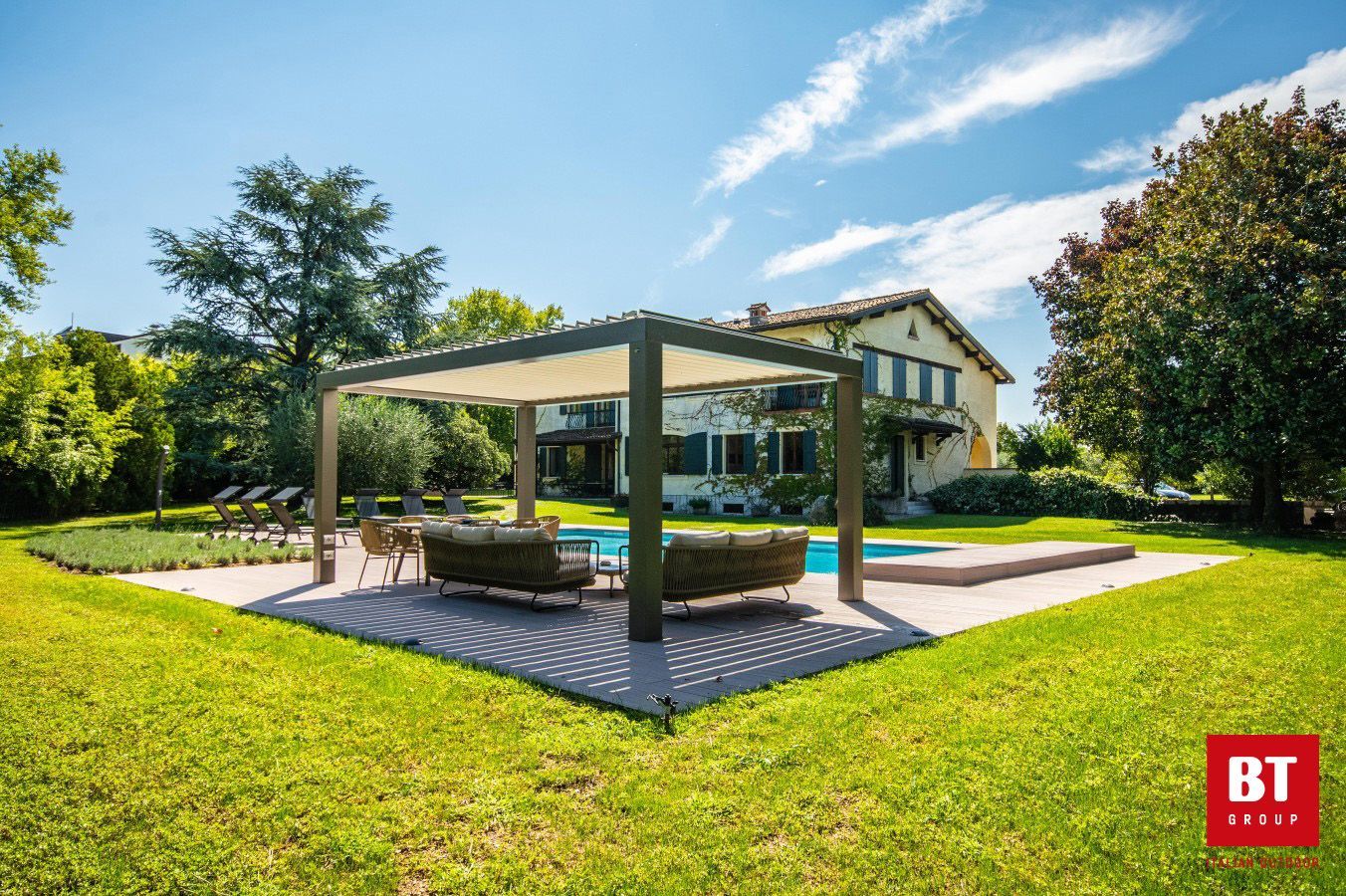 Una grande casa con piscina e pergolato nel cortile.