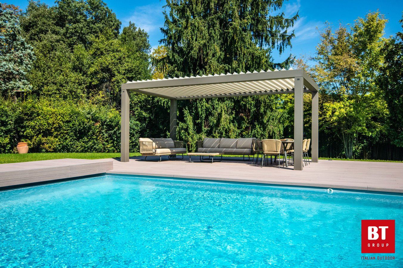 Un pergolato è situato accanto a una piscina in un cortile.